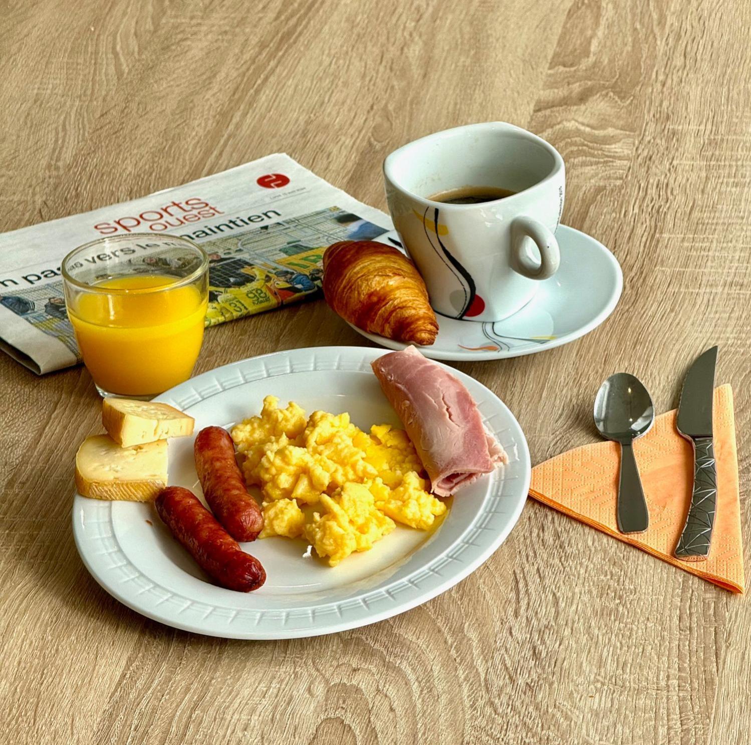 Brit Hotel Les Alizes ポルニック エクステリア 写真